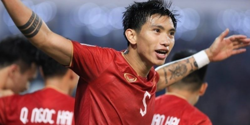 Văn Hậu ghi siêu phẩm giữa sân khiến cổ động viên bùng nổ